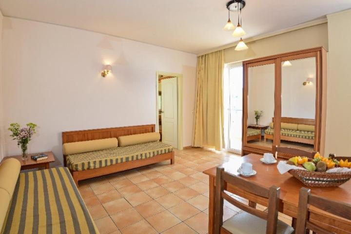 Lefkoniko Beach & Icarus Suite Apts Ретимно Экстерьер фото